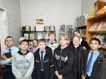  Книжная выставка «Осенний марафон»