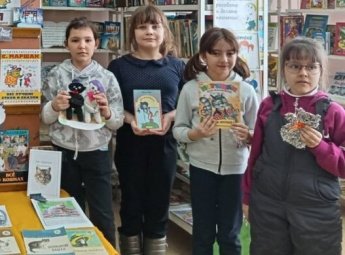 «Гуляют кошки по страницам»
