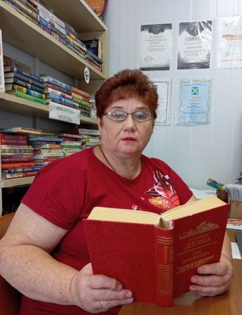Книжная выставка «Удивительный мир Александра Дюма».